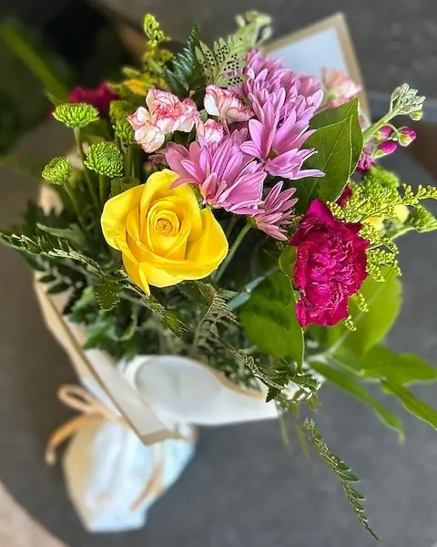 Grab&Go Classic Roses Plus Bouquet